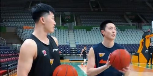 开云体育平台-杜锋给广东队球员开动员会！