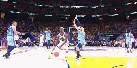 开云官网入口-水平稀烂or极致控场？勇熊一战被离谱吹罚抢戏