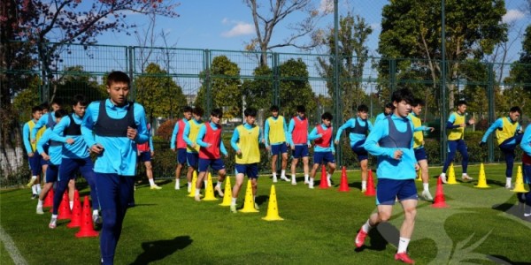 滇池湖畔，武汉三镇一线队与B队的2026赛季昆明冬训正式开练