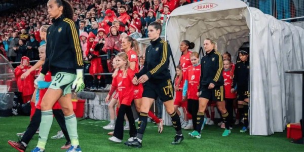 曼联女足欧冠客战布兰因球靴遗失临时购鞋0-1告负