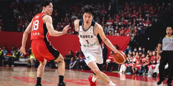 开云娱乐中心-落后11分完成逆转！中国男篮两连胜，掌握主动权，首支出线队诞生